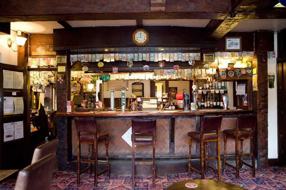 The Kings Arms Bed & Breakfast Уилмслоу Екстериор снимка